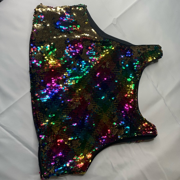 Multicolored Low-Cut Neckline Sequins Top. - Picture 6 of 8